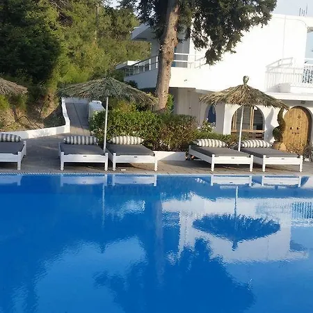 Ξενοδοχείο με διαμερίσματα Pine Trees Art