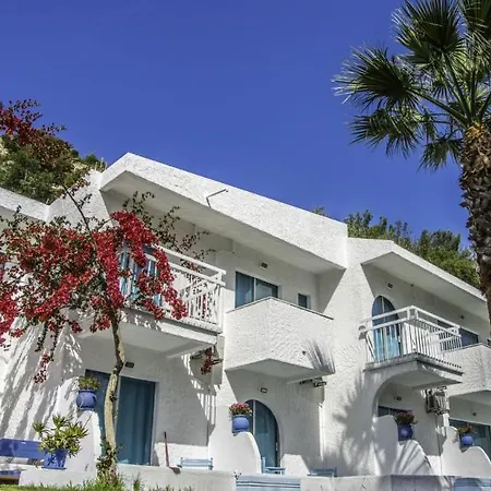 Pine Trees Art Aparthotel