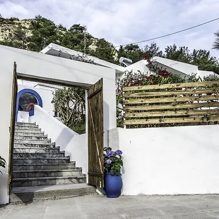 Ξενοδοχείο με διαμερίσματα Pine Trees Art