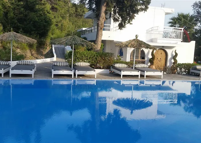 Aparthotel Pine Trees Art