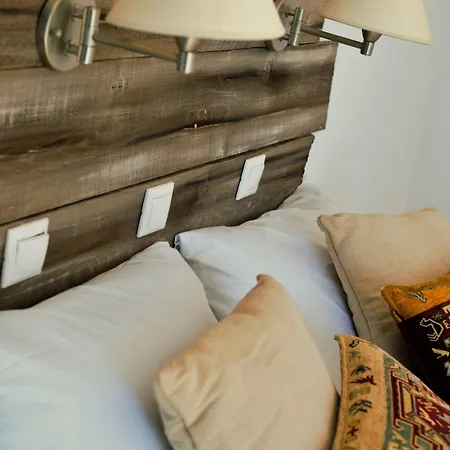 Lejlighedshotel Pine Trees Art