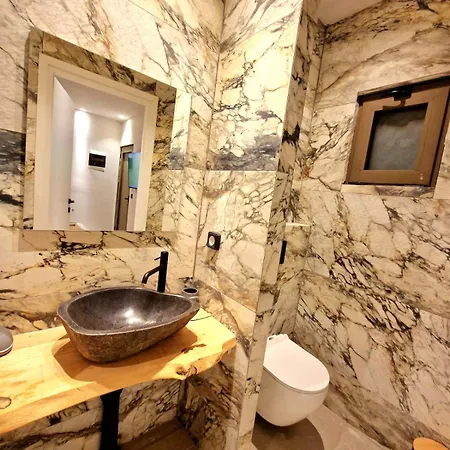 Pine Trees Art Lejlighedshotel